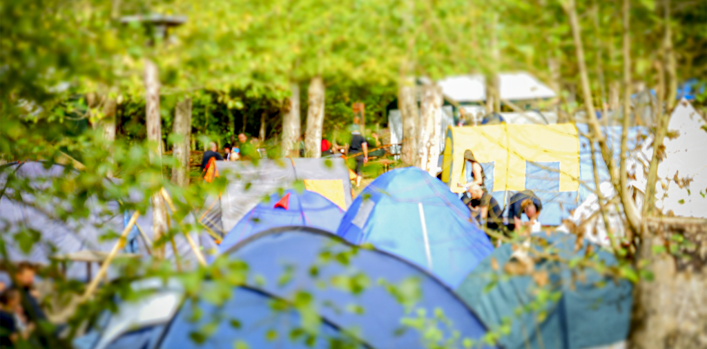Zelten als Übernachtungsmöglichkeit im Kulturpark Deutzen.